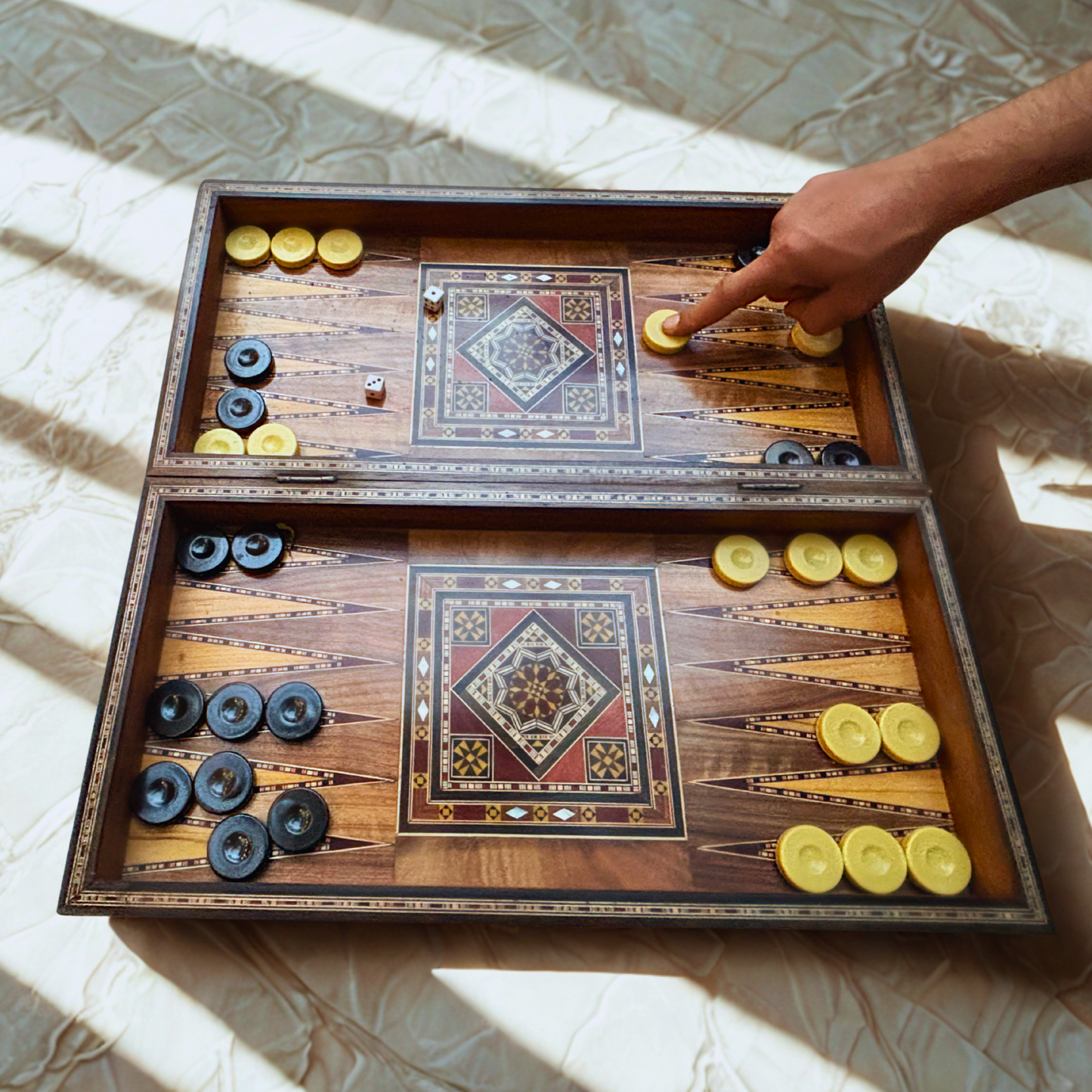 Handgemaakte Damascener Backgammon- & Schaaktafel door Gaby Al Dayeh – Meesterwerk met Parelmoerinleg