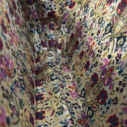O Sussurro das Rosas – Bolsa Damasquina de Nogueira com Rosas em Madrepérola e Corrente de Pérolas