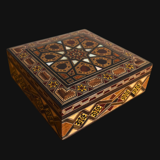 Damaszener Mosaikbox von Meister Gaby Al Dayeh – Perlmutt & Samt Eleganz