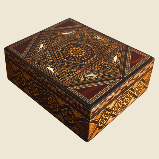 Boîte à Mosaïque Damasquine par Maître Gaby Al Dayeh – Nacre & Velours