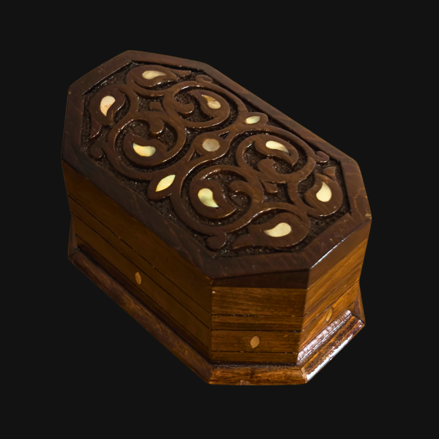 El Oyması Kayın Ahşap Kutu – Sedef ve Kadife Astar, Zamansız Doğu Tasarımı