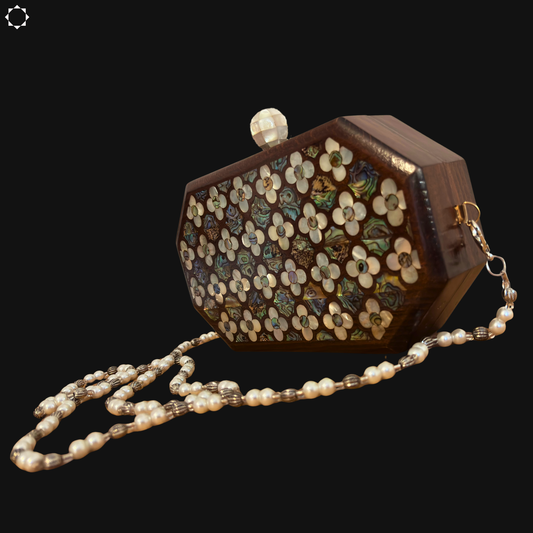 Het Gefluister van Rozen – Handgemaakte Damascener Clutch van Notenhout met Parelmoerroos en Parelketting