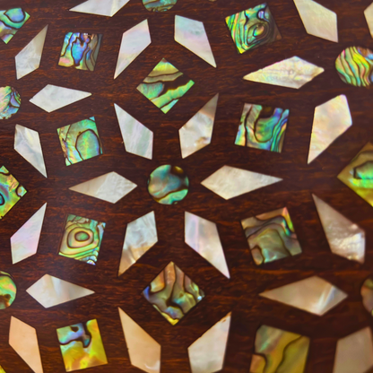 Zenobia – Pochette Damasquine de Luxe en Noyer avec Incrustations de Nacre & Intérieur Brocart