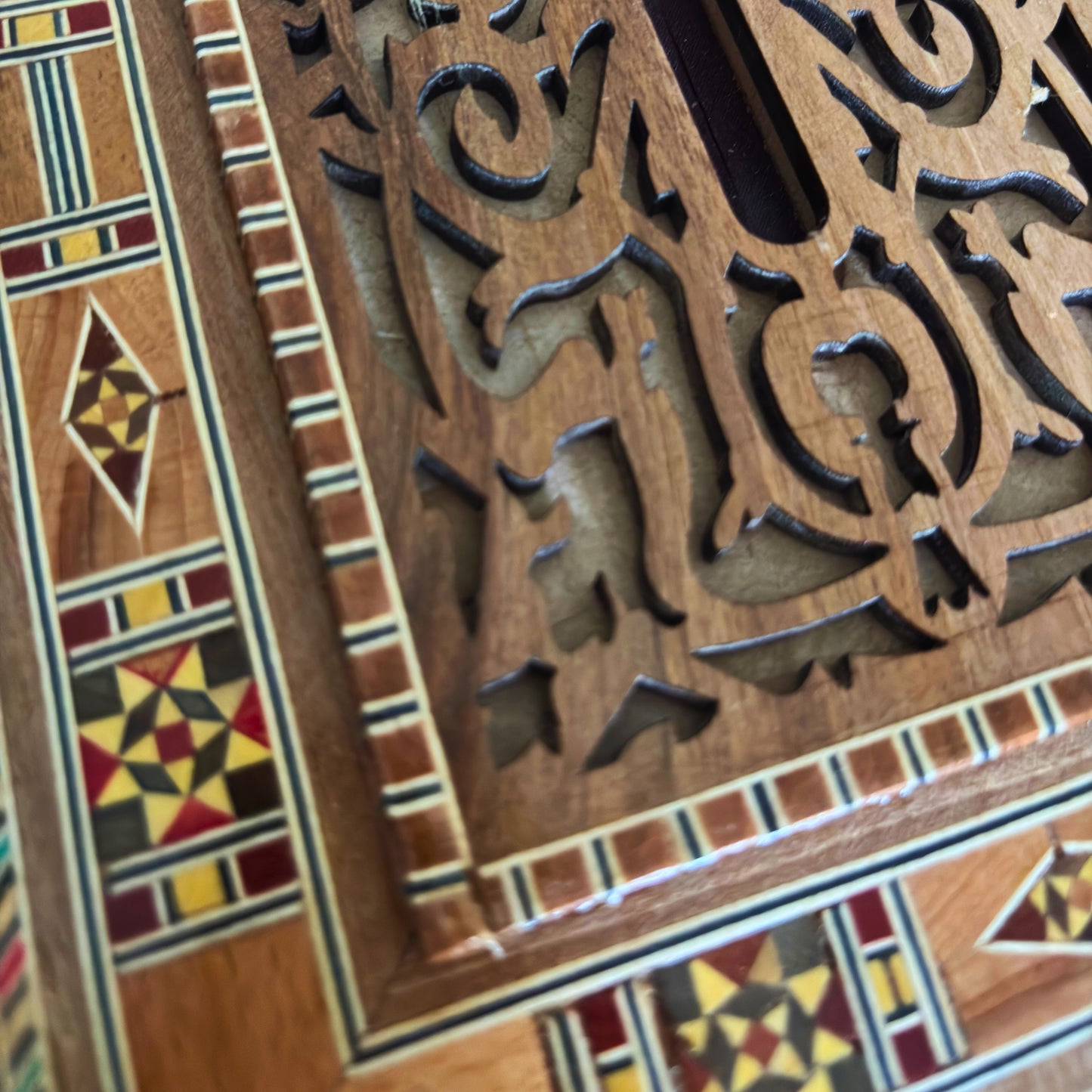 Damaskus Holz-Tissuebox – Fein geschnitzt mit bordeauxrotem Samt innen