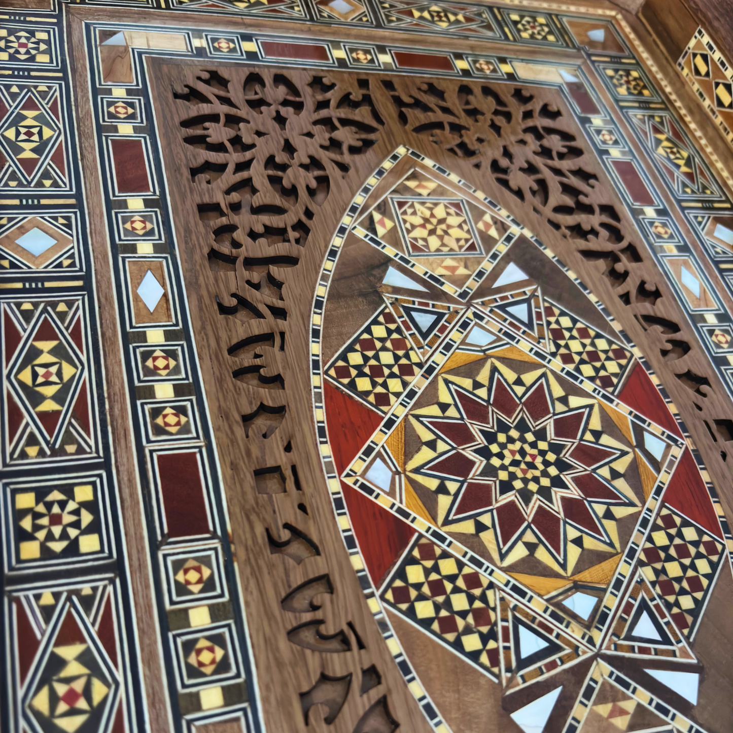 Vassoio Damaschino in Legno – Madreperla & Toni Naturali del Legno