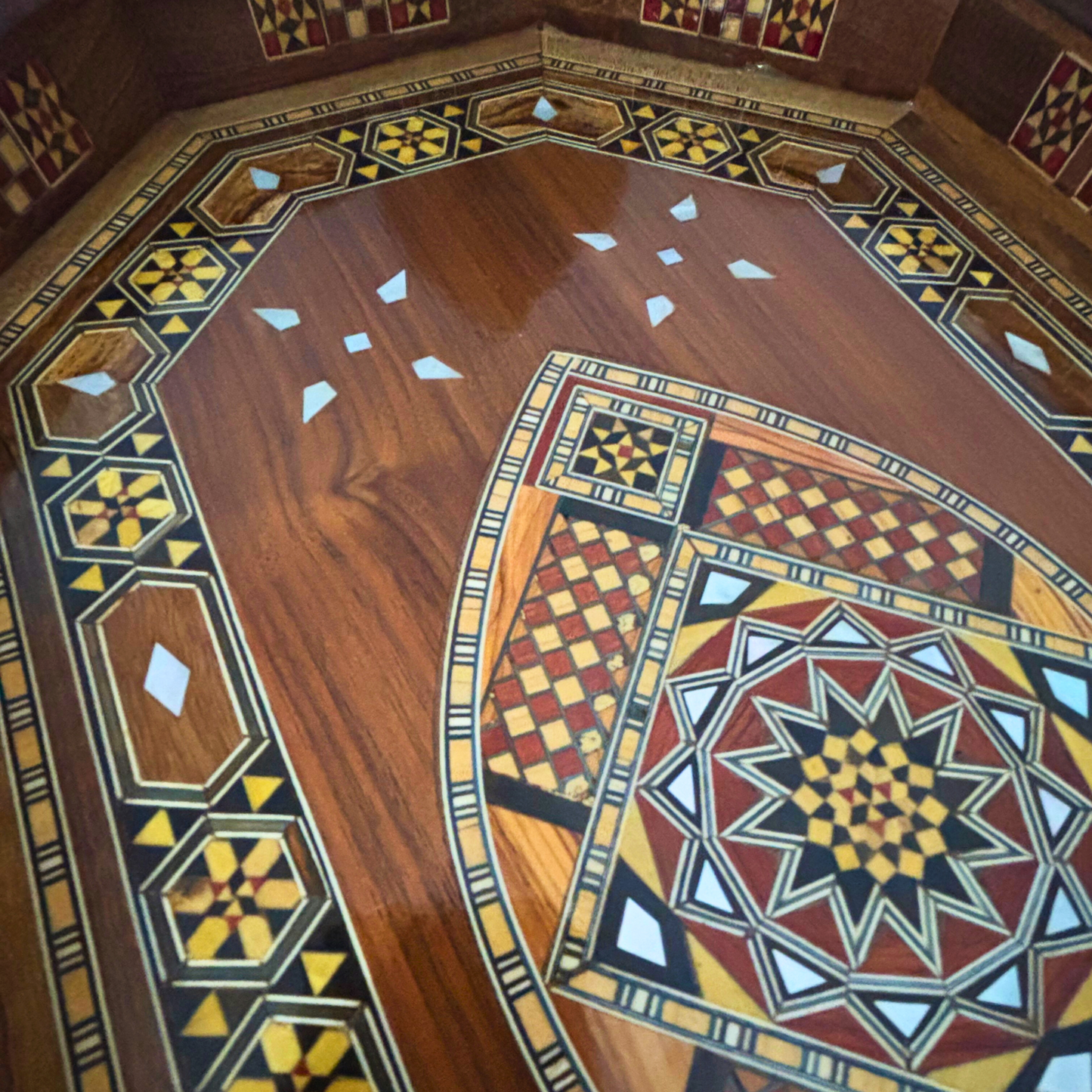 Vassoio Damaschino in Legno – Madreperla & Finitura Noce