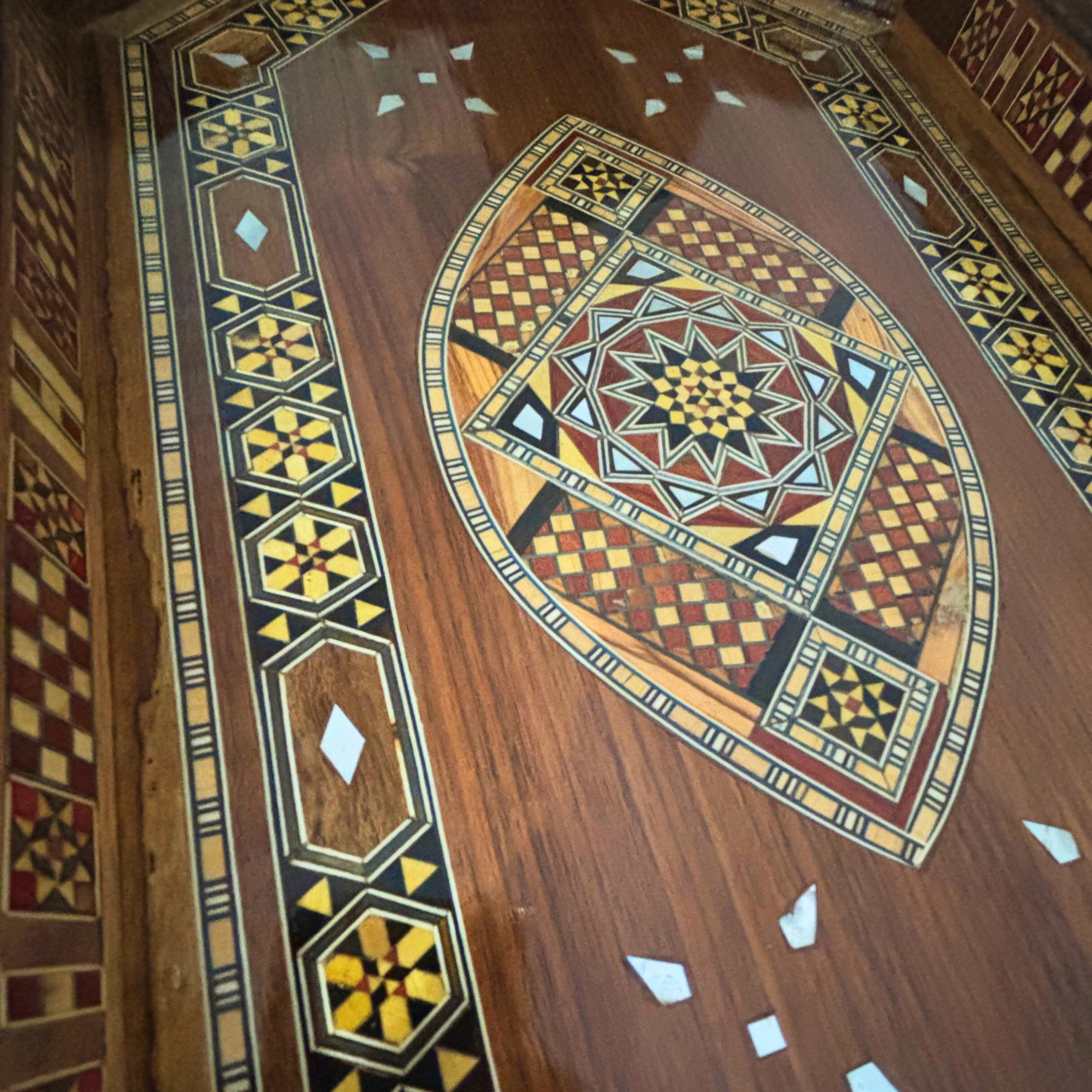 Vassoio Damaschino in Legno – Madreperla & Finitura Noce