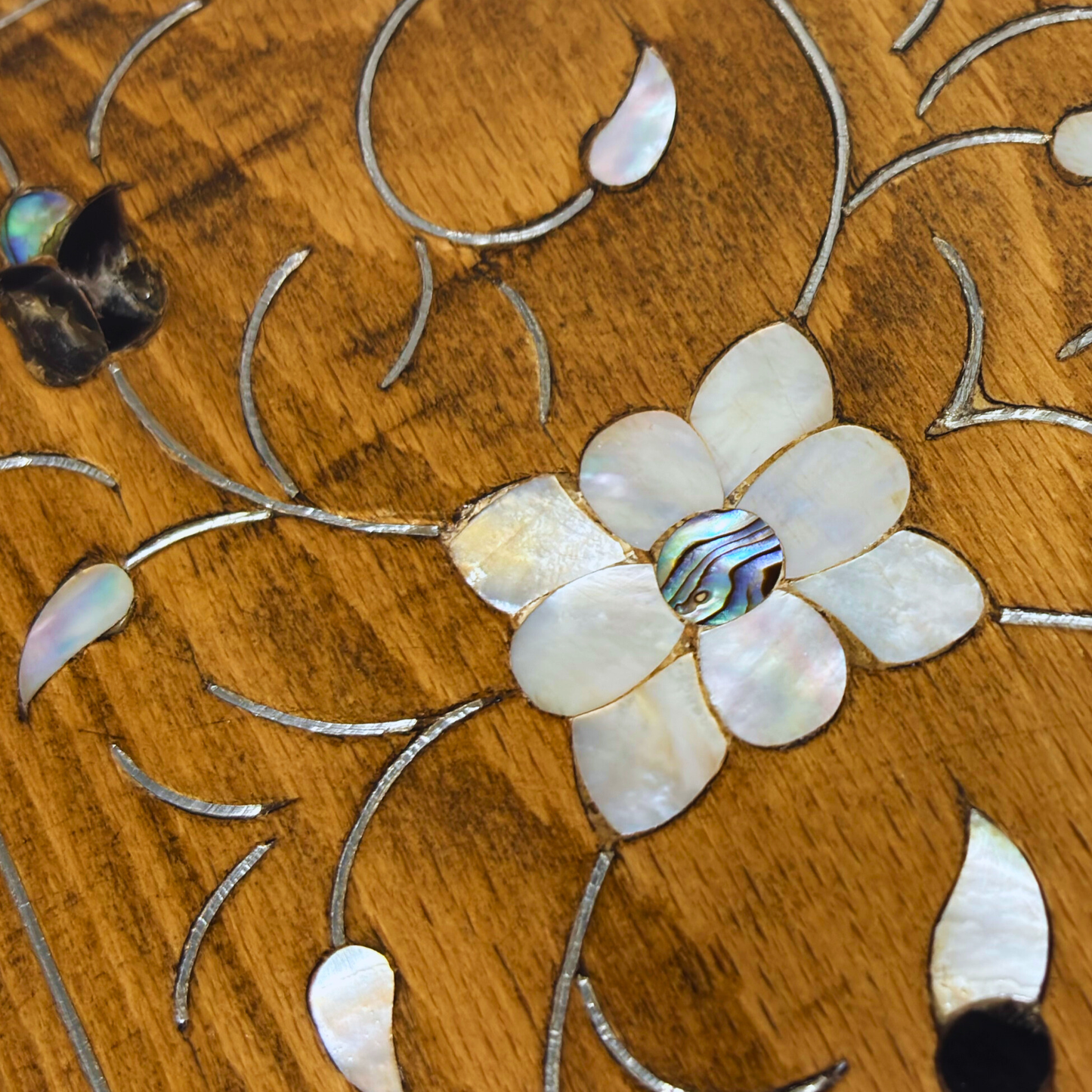 Handgefertigte Luxusbox aus Damaskus – Perlmutt & Samteleganz