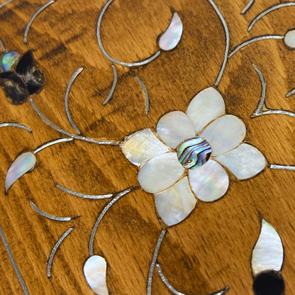 Handgefertigte Luxusbox aus Damaskus – Perlmutt & Samteleganz