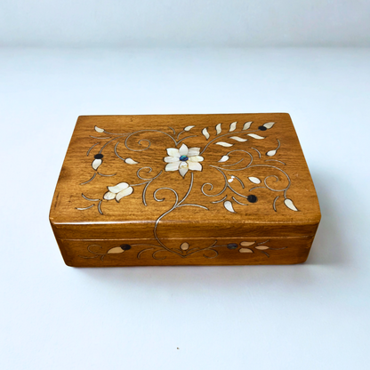 Handgefertigte Luxusbox aus Damaskus – Perlmutt & Samteleganz