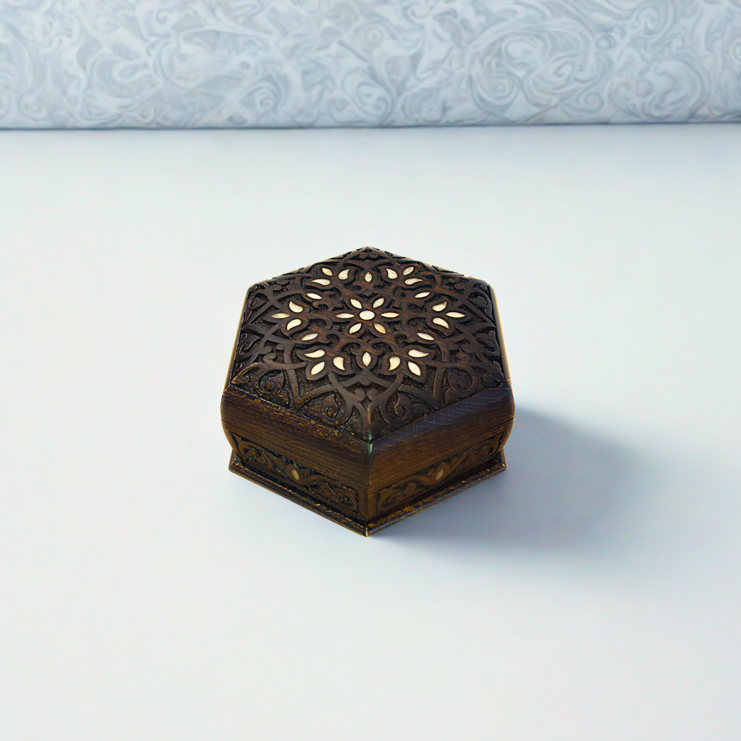 Scatola di Lusso Intagliata a Mano – Madreperla & Velluto