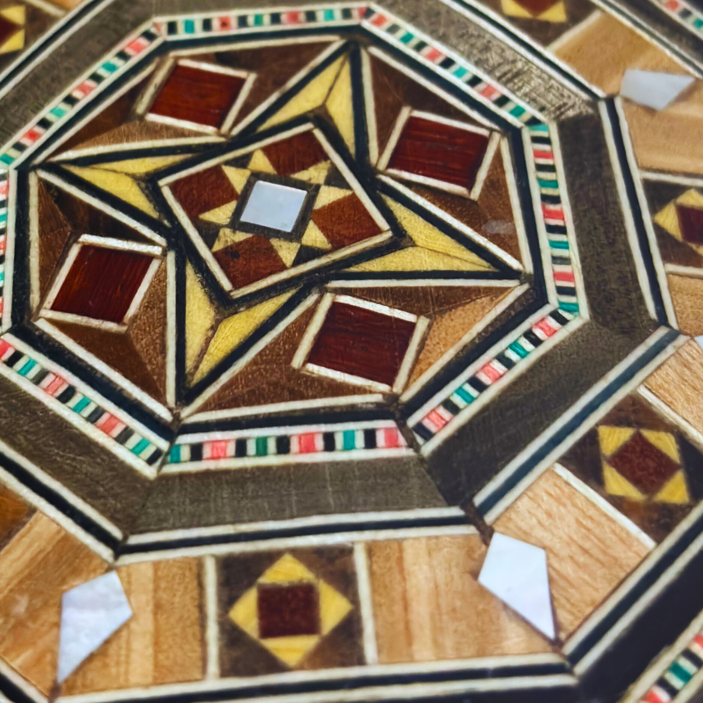 Caja de Mosaico Artesanal de Damasco – Arte Tradicional y Terciopelo