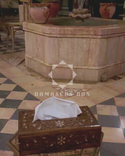 Handgesneden Beukenhouten Tissuedoos – Walnootafwerking met Parelmoer