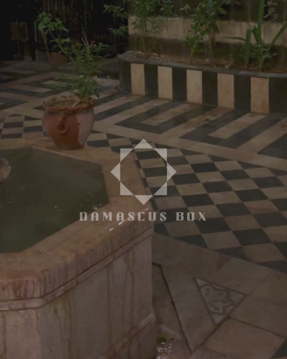 Jouri – Pochette Damasquine de Luxe avec Nacre Florale & Chaîne de Perles