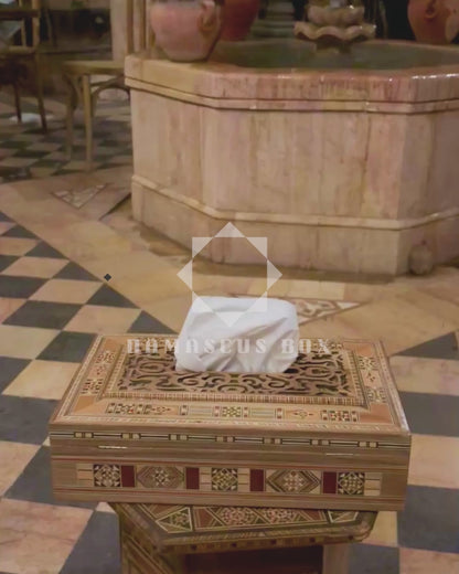 Damaskus Holz-Tissuebox – Fein geschnitzt mit bordeauxrotem Samt innen